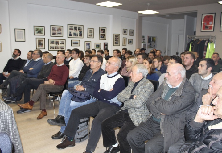 Rto con Antonio Giua! - 4 - AIA – Sezione di Lamezia Terme Panoramica della sala
