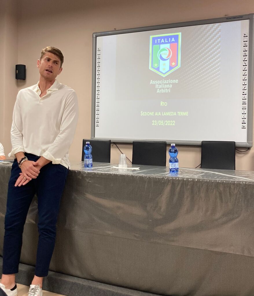 L’arbitraggio e Francesco Cosso: Spingere al massimo e credere sempre in una passione che ci rende vivi. - 7 - AIA – Sezione di Lamezia Terme L’arbitraggio e Francesco Cosso: Spingere al massimo e credere sempre in una passione che ci rende vivi. - 6 - AIA – Sezione di Lamezia Terme