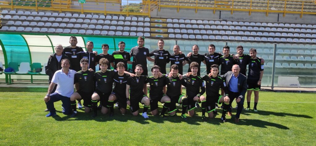 Allenamento e Riunione Tecnica con l’arbitro CAN Lorenzo Maggioni - 13 - AIA – Sezione di Lamezia Terme Allenamento e Riunione Tecnica con l’arbitro CAN Lorenzo Maggioni - 12 - AIA – Sezione di Lamezia Terme