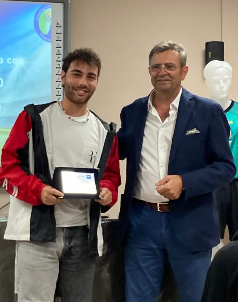 Il Presidente Longo: "Nutrite la vostra passione di quelle sensazioni che accomunano tutti noi." - 11 - AIA – Sezione di Lamezia Terme Il Presidente Longo: "Nutrite la vostra passione di quelle sensazioni che accomunano tutti noi." - 10 - AIA – Sezione di Lamezia Terme