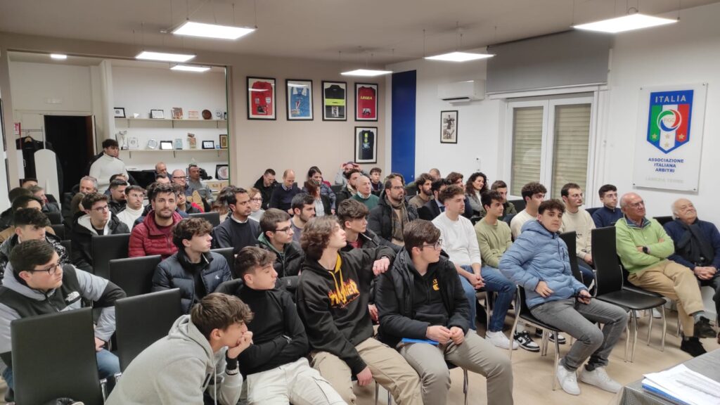 Posizionamento e Spostamento nel Futsal con Ercole Vescio, componente del Settore Tecnico Arbitrale. - 9 - AIA – Sezione di Lamezia Terme Posizionamento e Spostamento nel Futsal con Ercole Vescio, componente del Settore Tecnico Arbitrale. - 8 - AIA – Sezione di Lamezia Terme