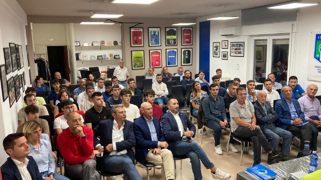 Confronto con i dirigenti e incontro con gli associati per Archinà e Longo - 5 - AIA – Sezione di Lamezia Terme Confronto con i dirigenti e incontro con gli associati per Archinà e Longo - 4 - AIA – Sezione di Lamezia Terme