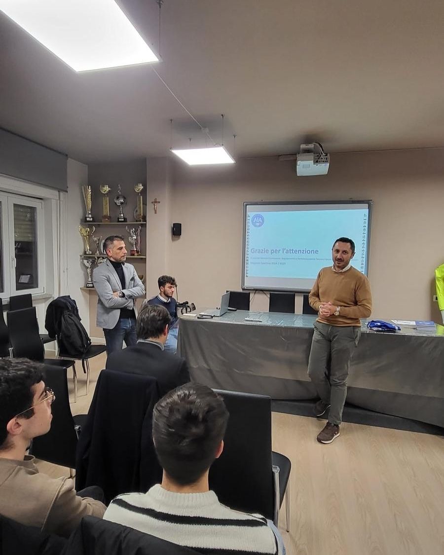 La condotta di DOGSO: una valutazione chiave per il Futsal di oggi. Con Alessandro Merenda del Settore Tecnico Arbitrale. - 3 - AIA – Sezione di Lamezia Terme La condotta di DOGSO: una valutazione chiave per il Futsal di oggi. Con Alessandro Merenda del Settore Tecnico Arbitrale. - 2 - AIA – Sezione di Lamezia Terme