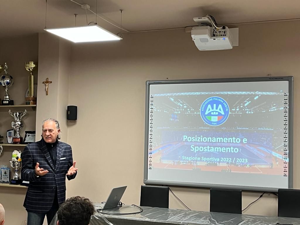 Posizionamento e Spostamento nel Futsal con Ercole Vescio, componente del Settore Tecnico Arbitrale. - 3 - AIA – Sezione di Lamezia Terme Posizionamento e Spostamento nel Futsal con Ercole Vescio, componente del Settore Tecnico Arbitrale. - 2 - AIA – Sezione di Lamezia Terme