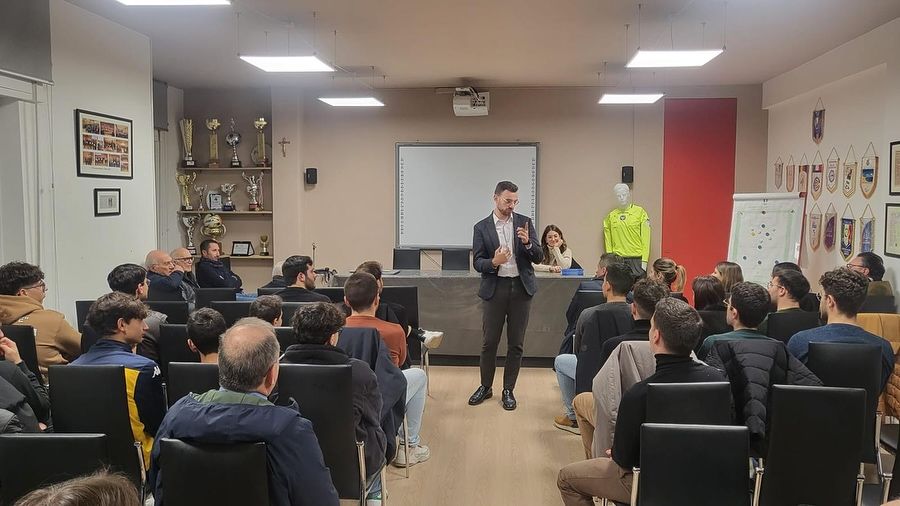 Avere la forza di cambiare per ottenere risultati. La Sezione di Lamezia Terme incontra il Mental Coach Mario De Vincenti. - 3 - AIA – Sezione di Lamezia Terme Avere la forza di cambiare per ottenere risultati. La Sezione di Lamezia Terme incontra il Mental Coach Mario De Vincenti. - 2 - AIA – Sezione di Lamezia Terme