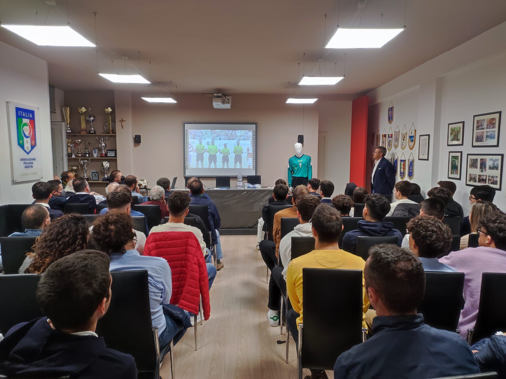 Il Presidente Longo: "Nutrite la vostra passione di quelle sensazioni che accomunano tutti noi." - 3 - AIA – Sezione di Lamezia Terme Il Presidente Longo: "Nutrite la vostra passione di quelle sensazioni che accomunano tutti noi." - 2 - AIA – Sezione di Lamezia Terme