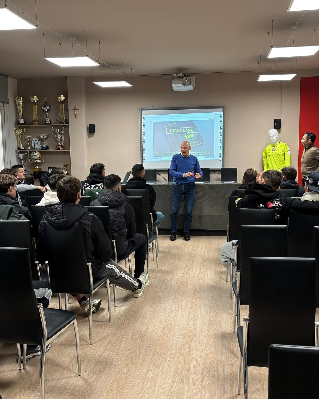 La Sezione AIA di Lamezia Terme ospita il Sambiase per un momento formativo. - 3 - AIA – Sezione di Lamezia Terme La Sezione AIA di Lamezia Terme ospita il Sambiase per un momento formativo. - 2 - AIA – Sezione di Lamezia Terme