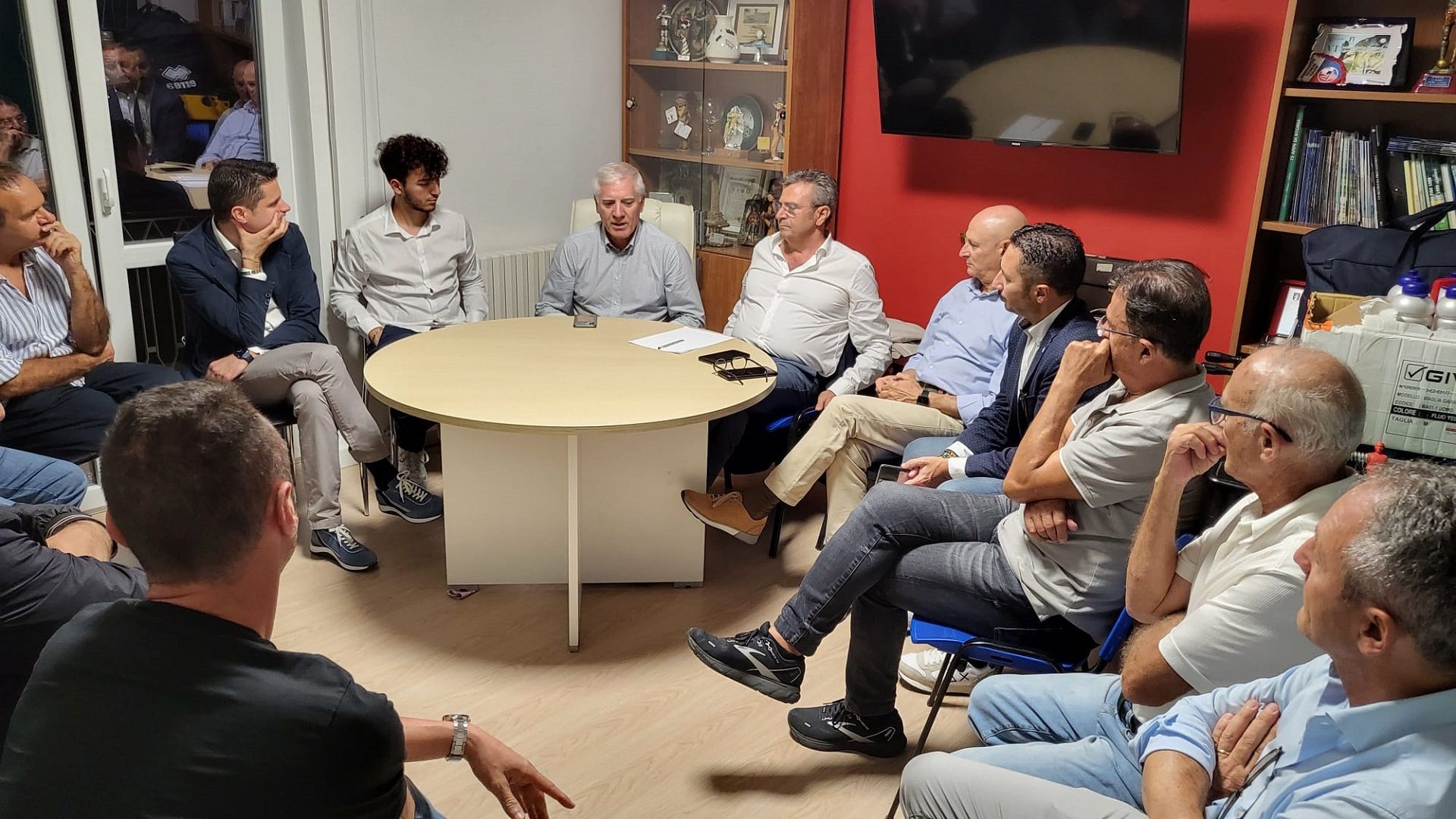 Confronto con i dirigenti e incontro con gli associati per Archinà e Longo - 3 - AIA – Sezione di Lamezia Terme Confronto con i dirigenti e incontro con gli associati per Archinà e Longo - 2 - AIA – Sezione di Lamezia Terme