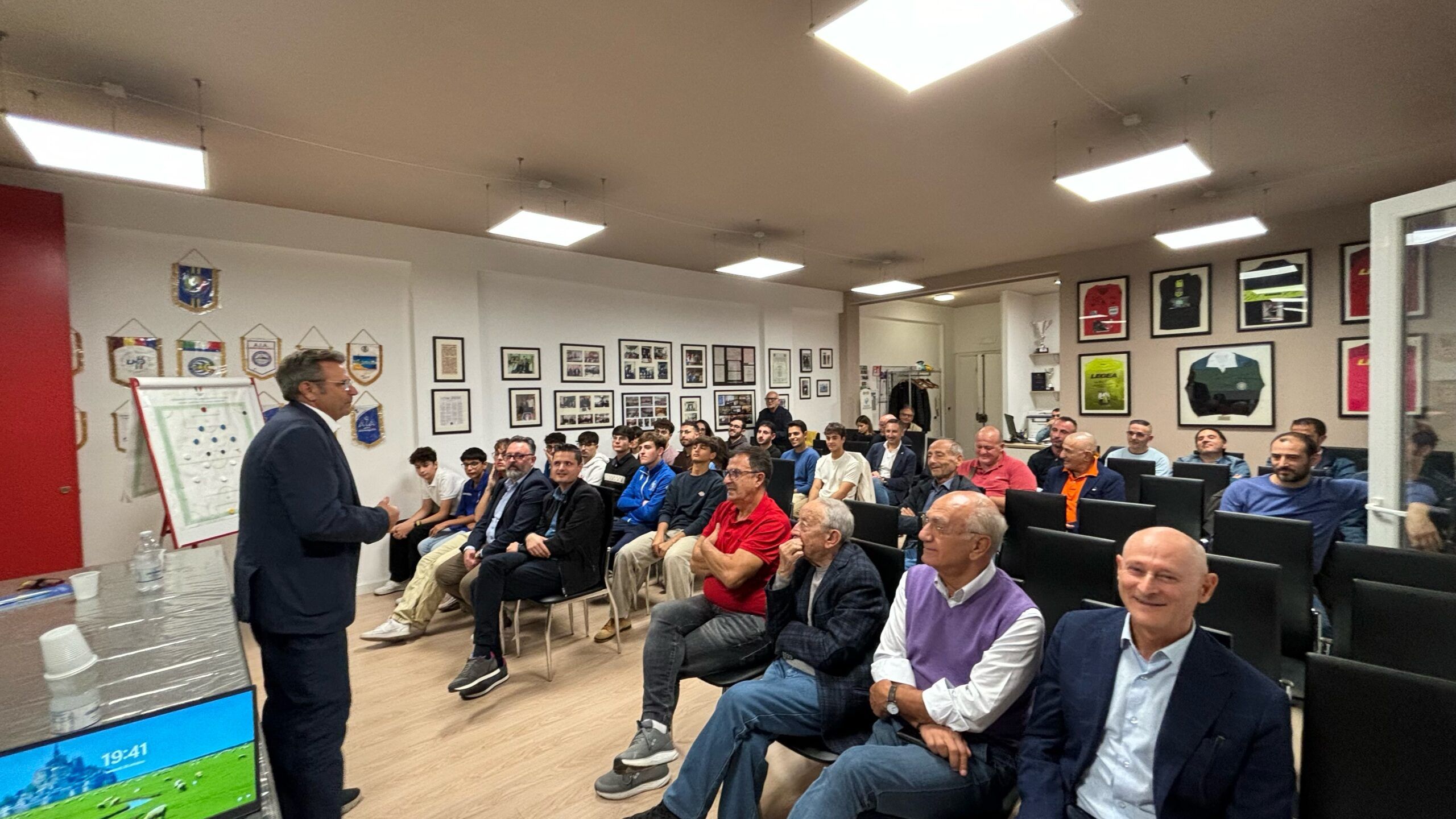 "Credete in voi stessi e provate a seguire la strada che i vostri maestri hanno tracciato per voi" Tecnica e motivazione con il Vice Responsabile del Settore Tecnico Arbitrale Franco Longo - 2 - AIA – Sezione di Lamezia Terme