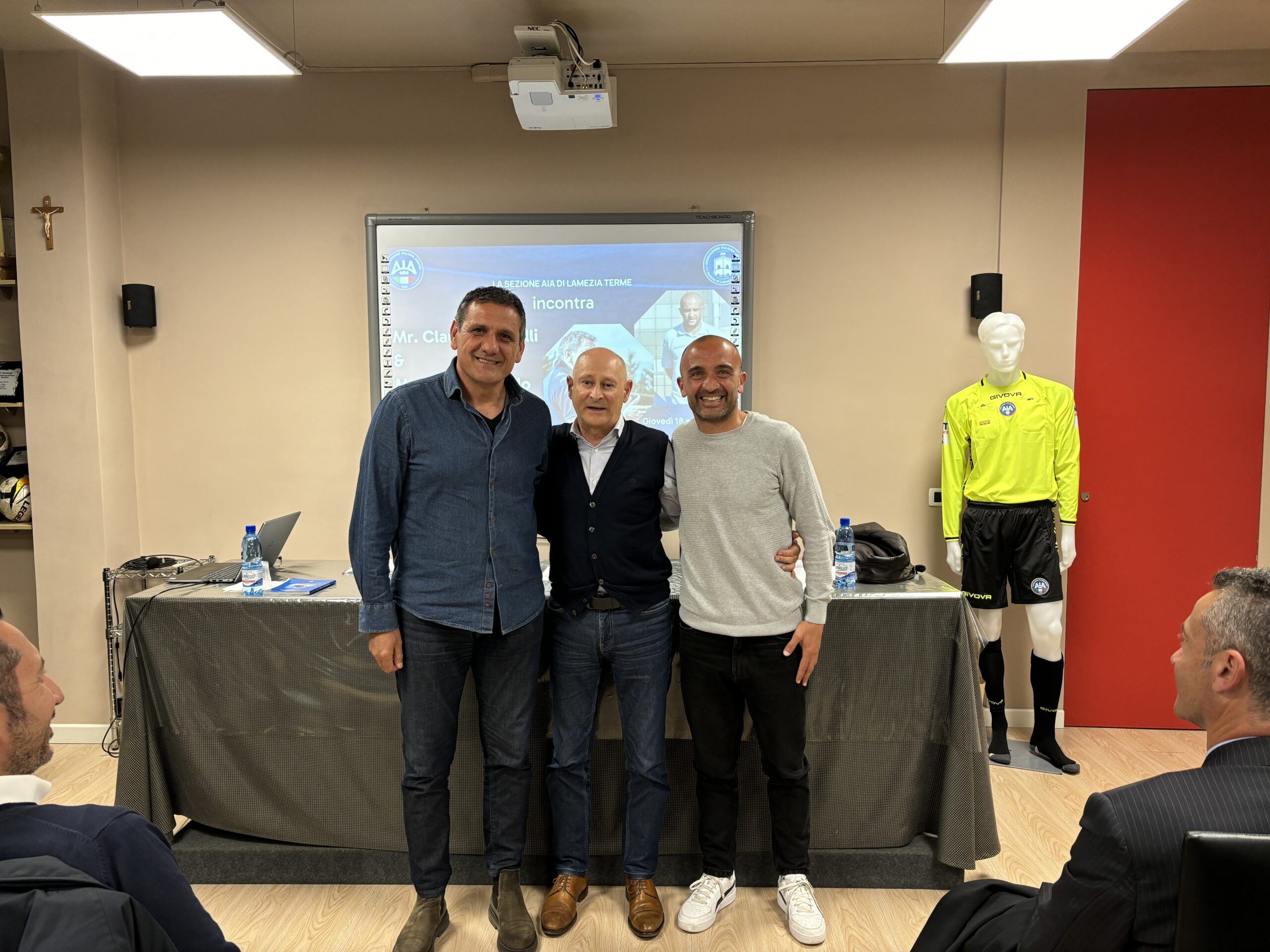 Tecnica, Tattica e Comportamento, tanti spunti per gli arbitri lametini all'incontro con Mister Morelli e Mister Fanello. - 3 - AIA – Sezione di Lamezia Terme Tecnica, Tattica e Comportamento, tanti spunti per gli arbitri lametini all'incontro con Mister Morelli e Mister Fanello. - 2 - AIA – Sezione di Lamezia Terme