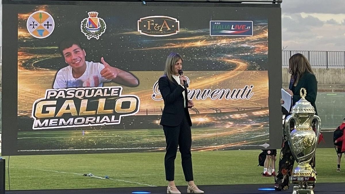 Martina Molinaro premiata al Memorial “Pasquale Gallo” con il Premio al Merito Sportivo. - 3 - AIA – Sezione di Lamezia Terme Martina Molinaro premiata al Memorial “Pasquale Gallo” con il Premio al Merito Sportivo. - 2 - AIA – Sezione di Lamezia Terme