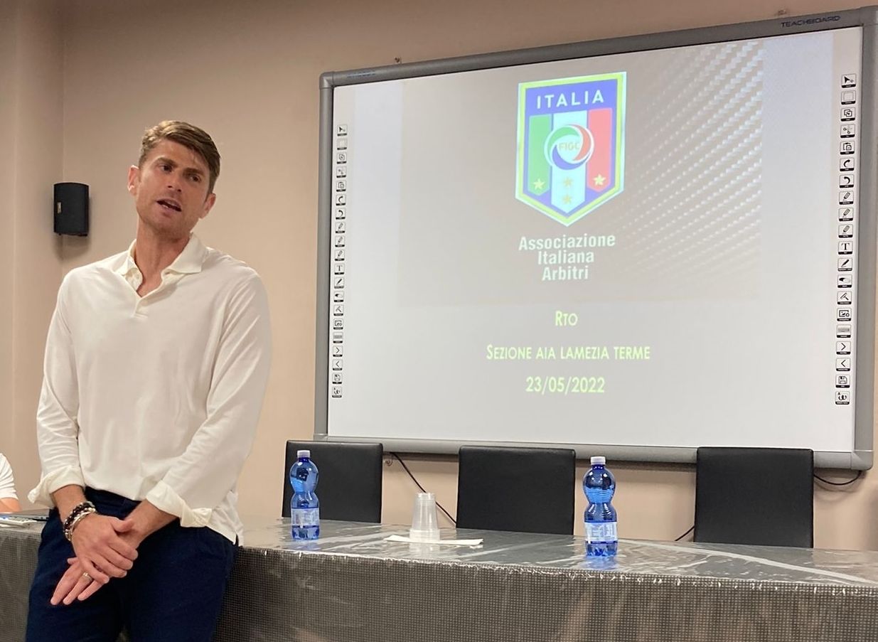 L’arbitraggio e Francesco Cosso: Spingere al massimo e credere sempre in una passione che ci rende vivi. - 3 - AIA – Sezione di Lamezia Terme L’arbitraggio e Francesco Cosso: Spingere al massimo e credere sempre in una passione che ci rende vivi. - 2 - AIA – Sezione di Lamezia Terme