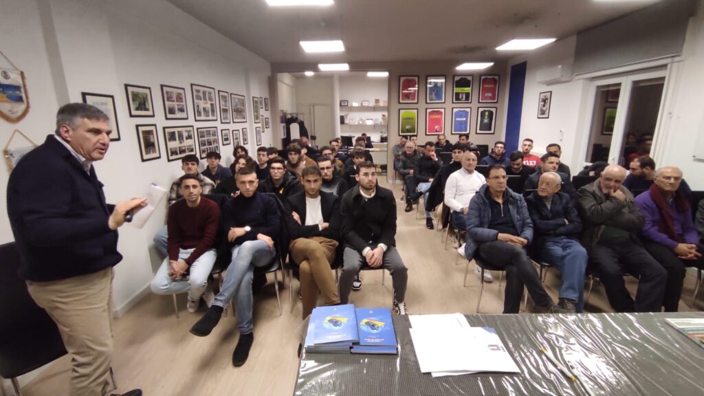 I falli di mano con Giuseppe Mandaradoni del Settore Tecnico Arbitrale - 11 - AIA – Sezione di Lamezia Terme I falli di mano con Giuseppe Mandaradoni del Settore Tecnico Arbitrale - 10 - AIA – Sezione di Lamezia Terme