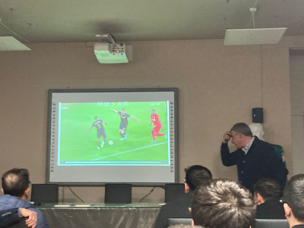 I falli di mano con Giuseppe Mandaradoni del Settore Tecnico Arbitrale - 7 - AIA – Sezione di Lamezia Terme I falli di mano con Giuseppe Mandaradoni del Settore Tecnico Arbitrale - 6 - AIA – Sezione di Lamezia Terme