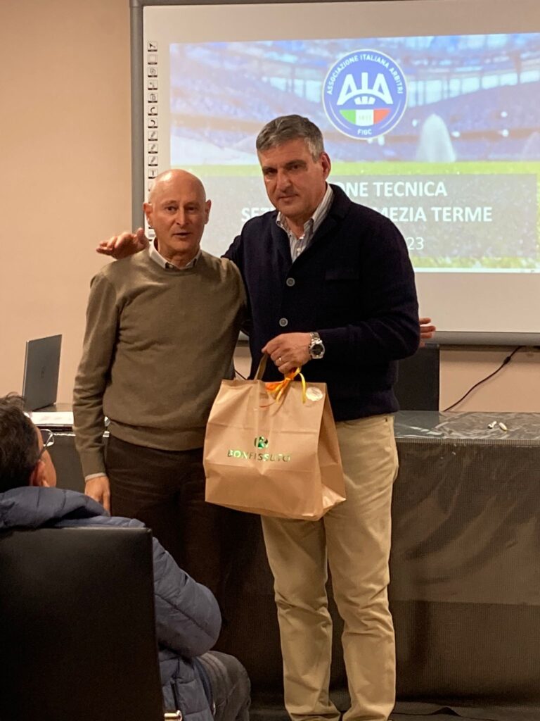 I falli di mano con Giuseppe Mandaradoni del Settore Tecnico Arbitrale - 9 - AIA – Sezione di Lamezia Terme I falli di mano con Giuseppe Mandaradoni del Settore Tecnico Arbitrale - 8 - AIA – Sezione di Lamezia Terme