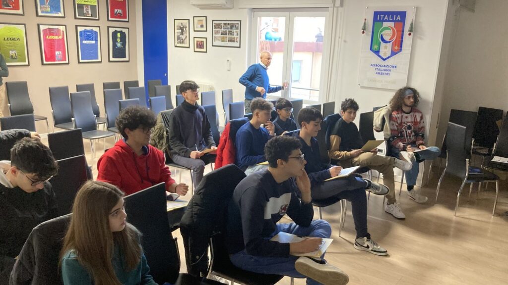 Svolti gli esami del Corso Arbitri Nazionale, la Sezione di Lamezia Terme accoglie 10 nuovi fischietti - 7 - AIA – Sezione di Lamezia Terme Svolti gli esami del Corso Arbitri Nazionale, la Sezione di Lamezia Terme accoglie 10 nuovi fischietti - 6 - AIA – Sezione di Lamezia Terme