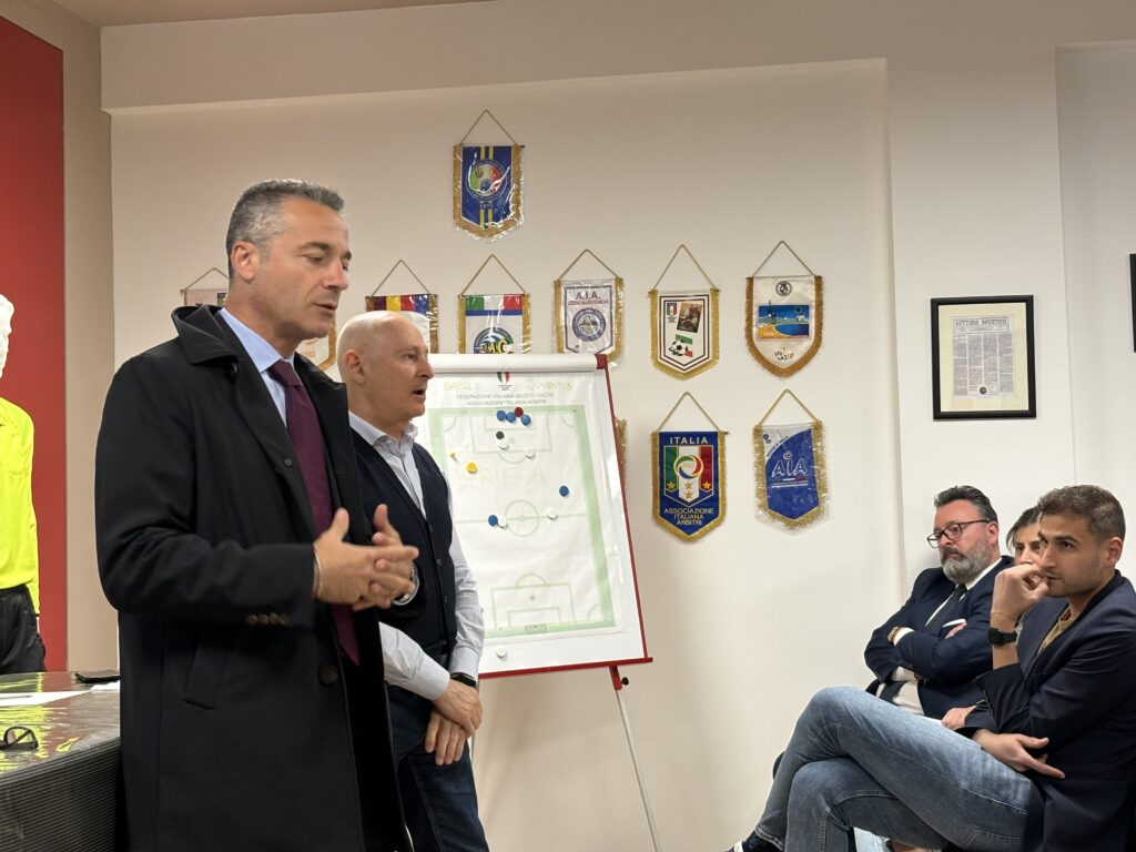 Tecnica, Tattica e Comportamento, tanti spunti per gli arbitri lametini all'incontro con Mister Morelli e Mister Fanello. - 11 - AIA – Sezione di Lamezia Terme Tecnica, Tattica e Comportamento, tanti spunti per gli arbitri lametini all'incontro con Mister Morelli e Mister Fanello. - 10 - AIA – Sezione di Lamezia Terme