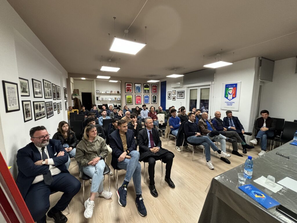 Tecnica, Tattica e Comportamento, tanti spunti per gli arbitri lametini all'incontro con Mister Morelli e Mister Fanello. - 5 - AIA – Sezione di Lamezia Terme Tecnica, Tattica e Comportamento, tanti spunti per gli arbitri lametini all'incontro con Mister Morelli e Mister Fanello. - 4 - AIA – Sezione di Lamezia Terme