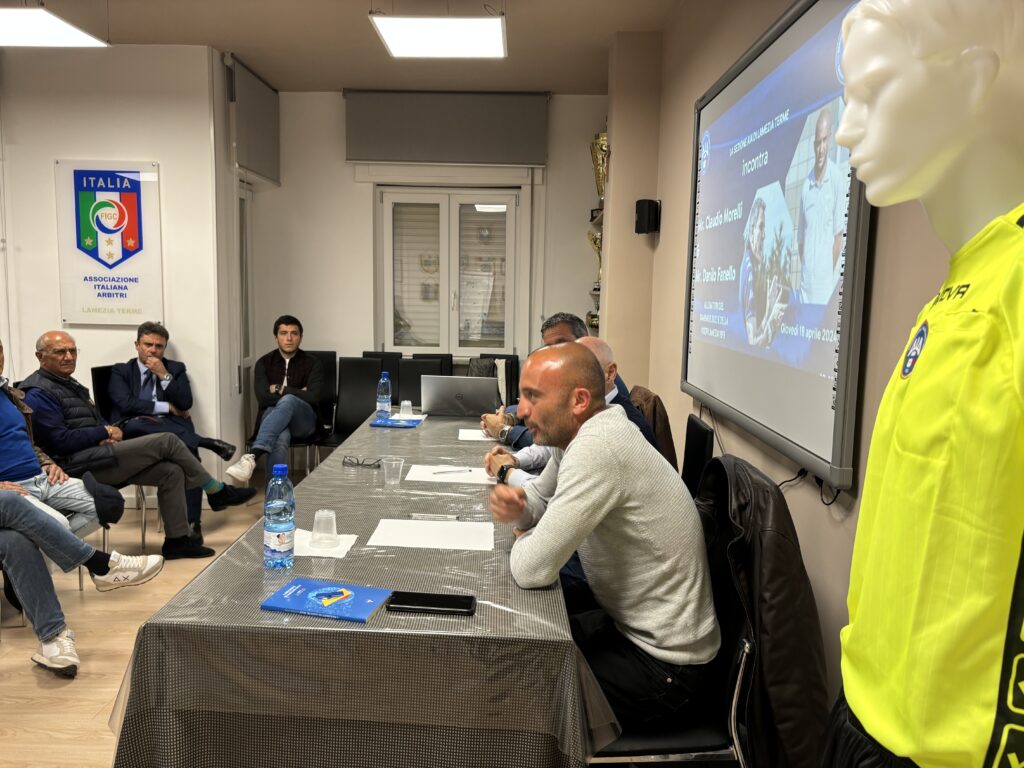 Tecnica, Tattica e Comportamento, tanti spunti per gli arbitri lametini all'incontro con Mister Morelli e Mister Fanello. - 15 - AIA – Sezione di Lamezia Terme Tecnica, Tattica e Comportamento, tanti spunti per gli arbitri lametini all'incontro con Mister Morelli e Mister Fanello. - 14 - AIA – Sezione di Lamezia Terme