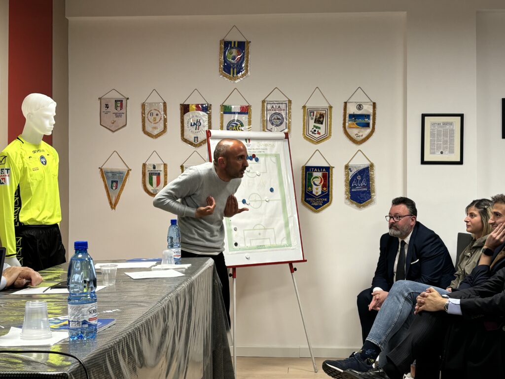 Tecnica, Tattica e Comportamento, tanti spunti per gli arbitri lametini all'incontro con Mister Morelli e Mister Fanello. - 17 - AIA – Sezione di Lamezia Terme Tecnica, Tattica e Comportamento, tanti spunti per gli arbitri lametini all'incontro con Mister Morelli e Mister Fanello. - 16 - AIA – Sezione di Lamezia Terme