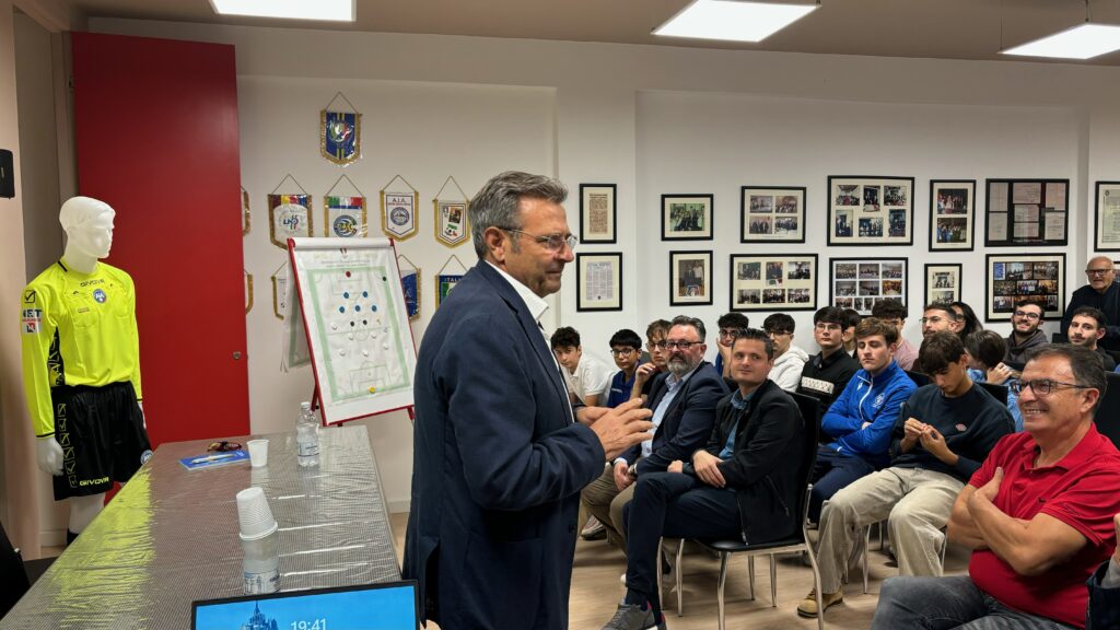 "Credete in voi stessi e provate a seguire la strada che i vostri maestri hanno tracciato per voi" Tecnica e motivazione con il Vice Responsabile del Settore Tecnico Arbitrale Franco Longo - 6 - AIA – Sezione di Lamezia Terme