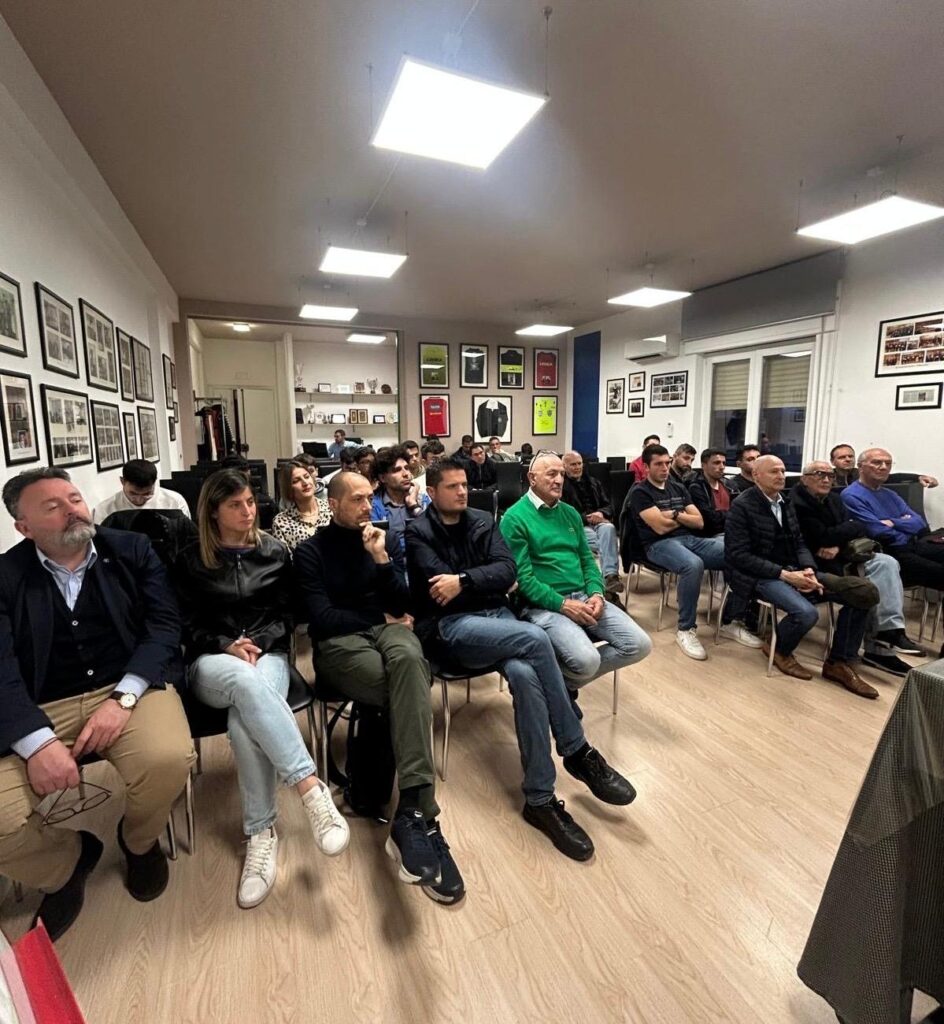 Nella casa degli arbitri lametini Massimo Costantino, allenatore della Primavera dell'U.S. Catanzaro. - 5 - AIA – Sezione di Lamezia Terme Nella casa degli arbitri lametini Massimo Costantino, allenatore della Primavera dell'U.S. Catanzaro. - 4 - AIA – Sezione di Lamezia Terme