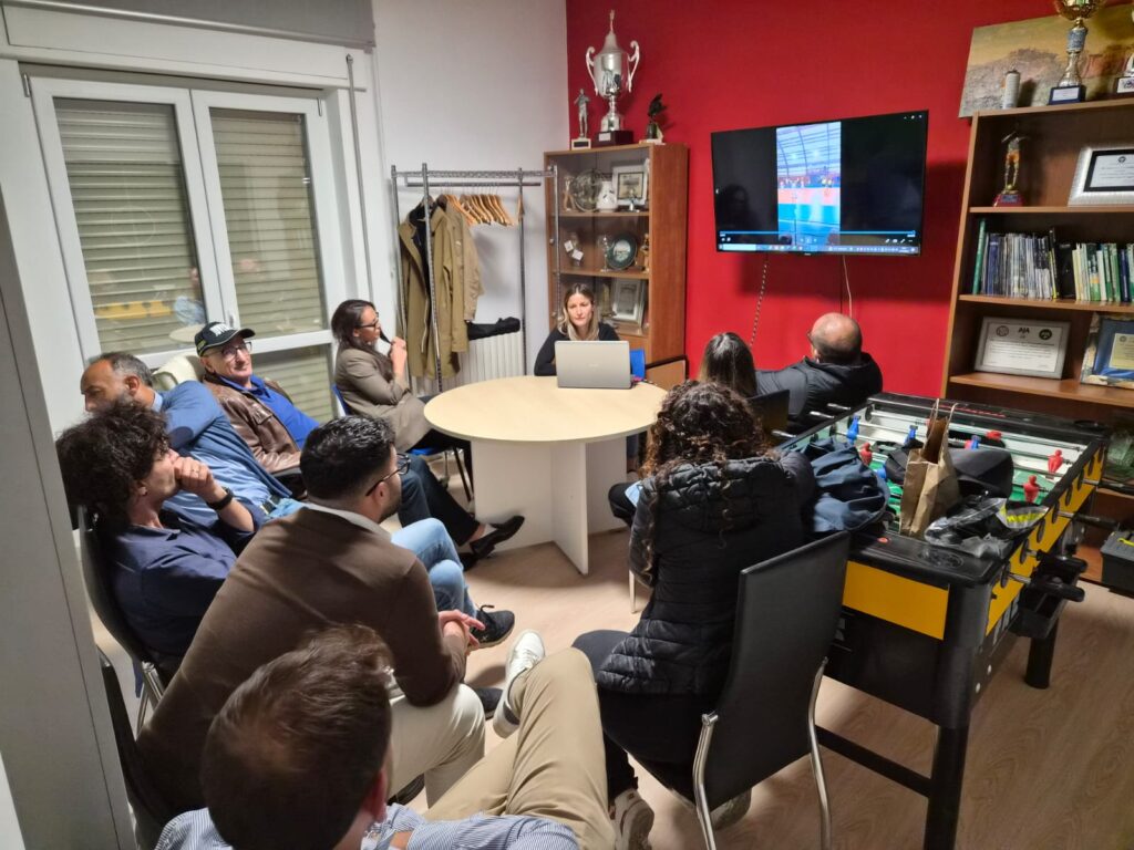 Al centro la preparazione tecnica: comincia così la Stagione 25-26 della Sezione AIA di Lamezia Terme. - 7 - AIA – Sezione di Lamezia Terme Al centro la preparazione tecnica: comincia così la Stagione 25-26 della Sezione AIA di Lamezia Terme. - 6 - AIA – Sezione di Lamezia Terme