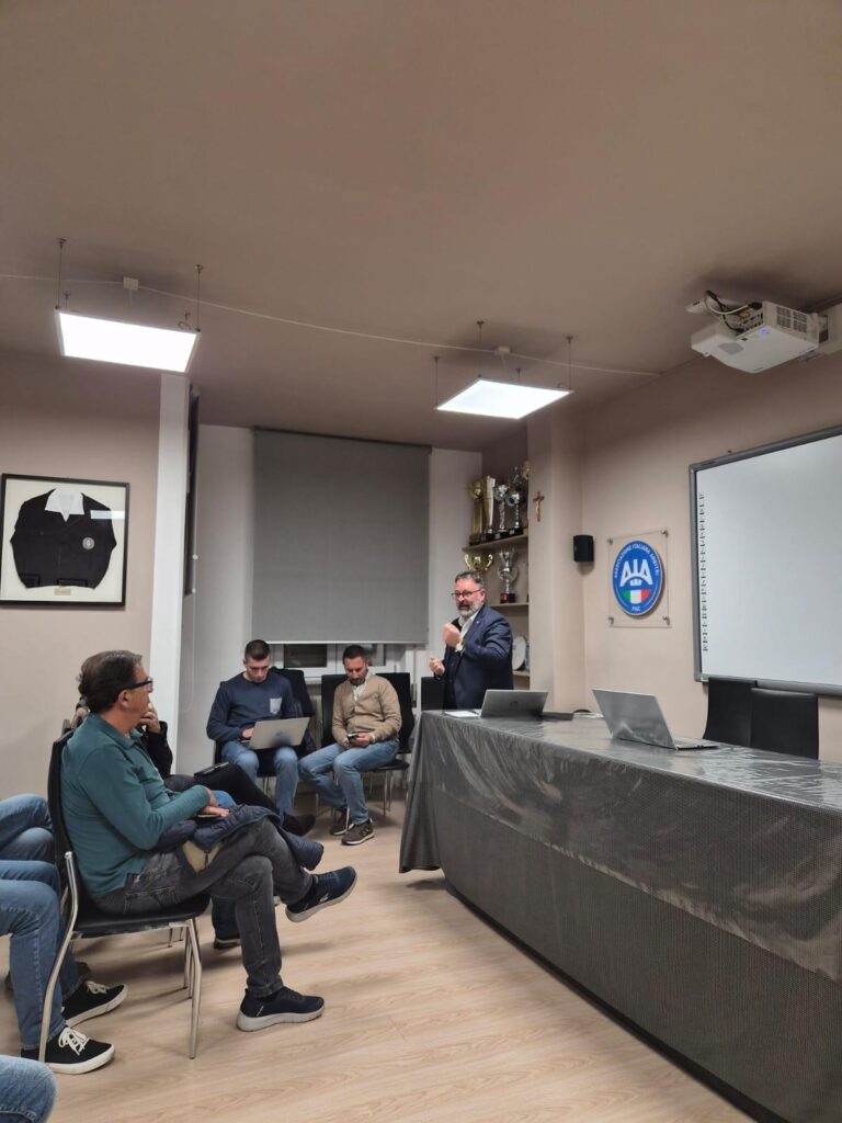 Al centro la preparazione tecnica: comincia così la Stagione 25-26 della Sezione AIA di Lamezia Terme. - 5 - AIA – Sezione di Lamezia Terme Al centro la preparazione tecnica: comincia così la Stagione 25-26 della Sezione AIA di Lamezia Terme. - 4 - AIA – Sezione di Lamezia Terme