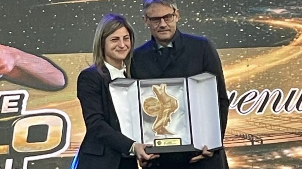 Martina Molinaro premiata al Memorial “Pasquale Gallo” con il Premio al Merito Sportivo. - 7 - AIA – Sezione di Lamezia Terme Martina Molinaro premiata al Memorial “Pasquale Gallo” con il Premio al Merito Sportivo. - 6 - AIA – Sezione di Lamezia Terme