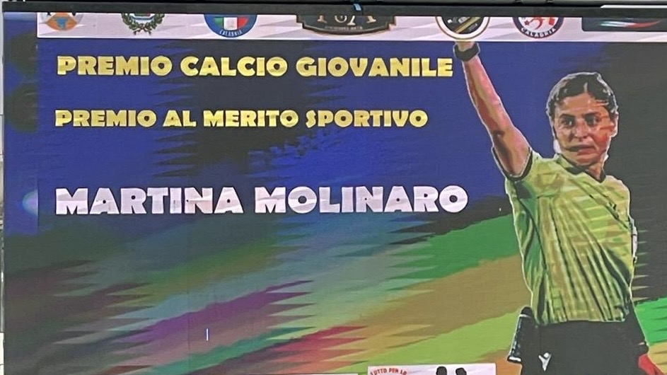Martina Molinaro premiata al Memorial “Pasquale Gallo” con il Premio al Merito Sportivo. - 5 - AIA – Sezione di Lamezia Terme Martina Molinaro premiata al Memorial “Pasquale Gallo” con il Premio al Merito Sportivo. - 4 - AIA – Sezione di Lamezia Terme