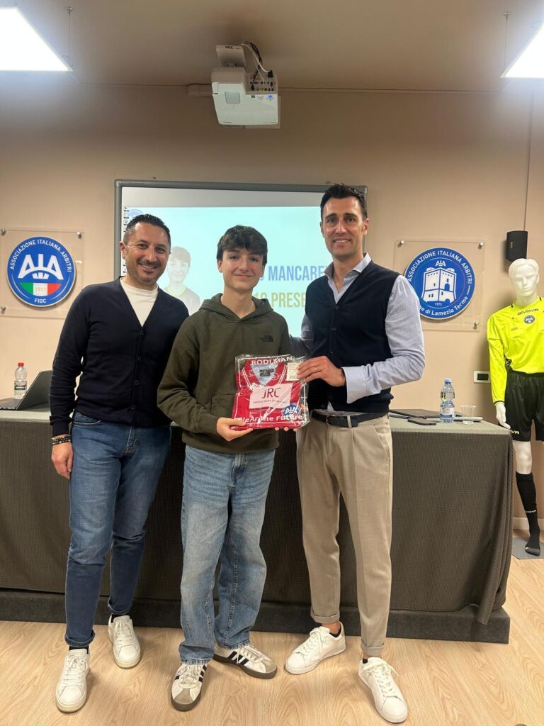 Tra istinto e metodo. Lorenzo Maggioni torna a Lamezia Terme. - 9 - AIA – Sezione di Lamezia Terme Tra istinto e metodo. Lorenzo Maggioni torna a Lamezia Terme. - 8 - AIA – Sezione di Lamezia Terme